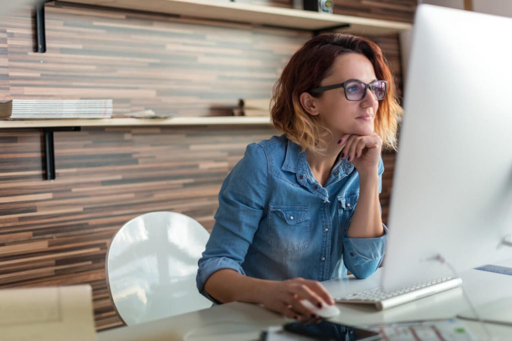 Femme qui travaille sur son ordinateur