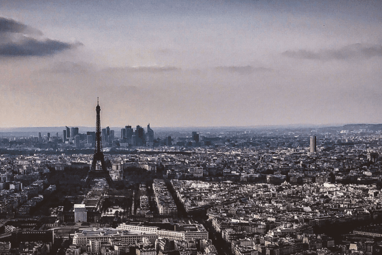photo de Paris vue du ciel. Le ciel est gris et nuageux