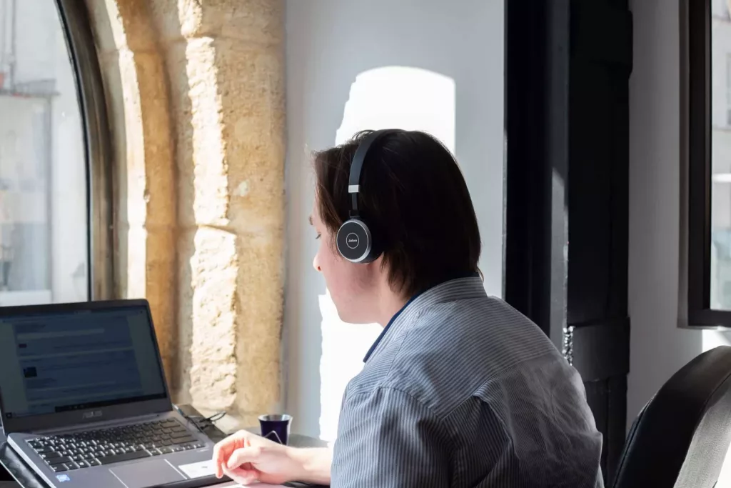 Homme travaillant sur son ordinateur avec un casque audio