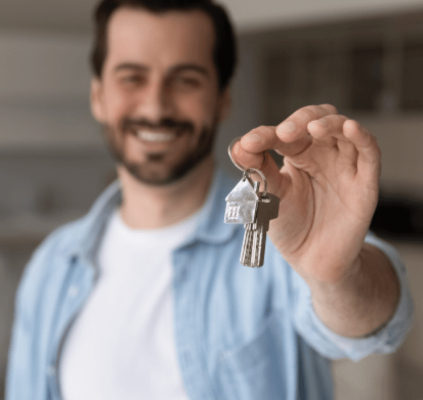 mandataire immobilier personne tenant des clés d'appartement